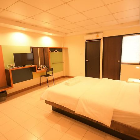Room At Prachachuen Nonthaburi Buitenkant foto