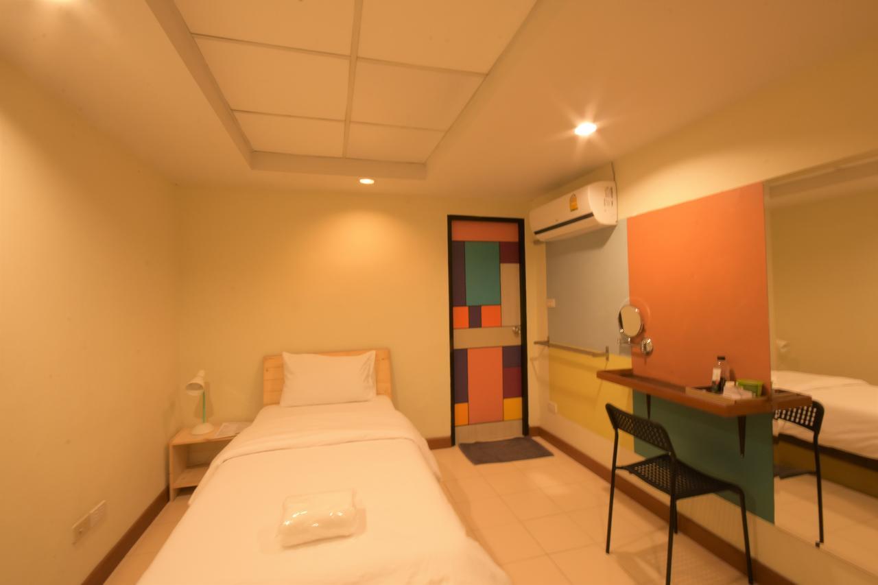 Room At Prachachuen Nonthaburi Buitenkant foto