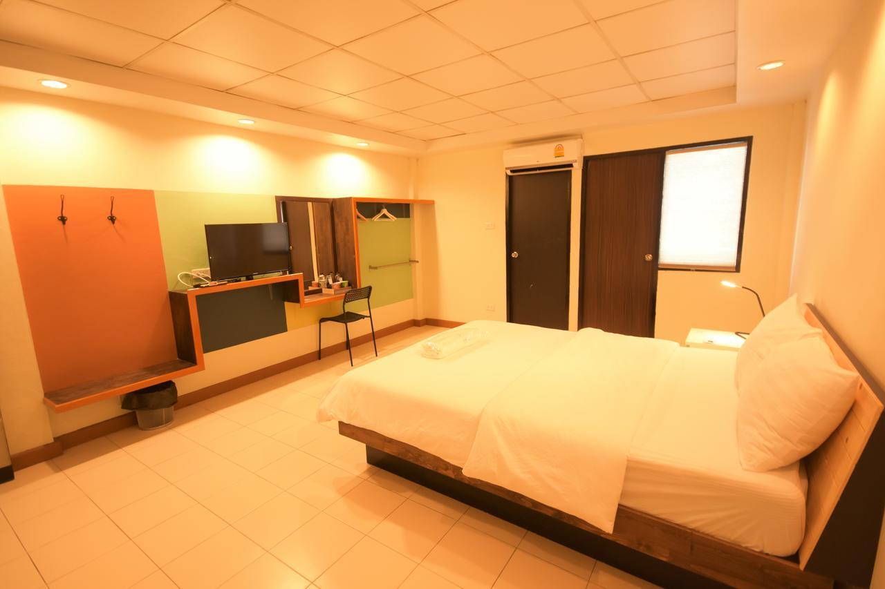 Room At Prachachuen Nonthaburi Buitenkant foto