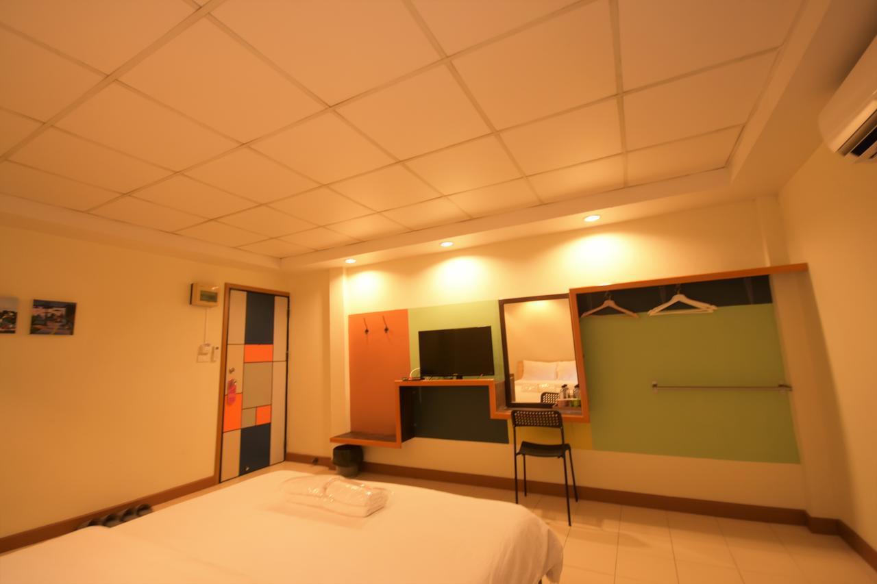 Room At Prachachuen Nonthaburi Buitenkant foto