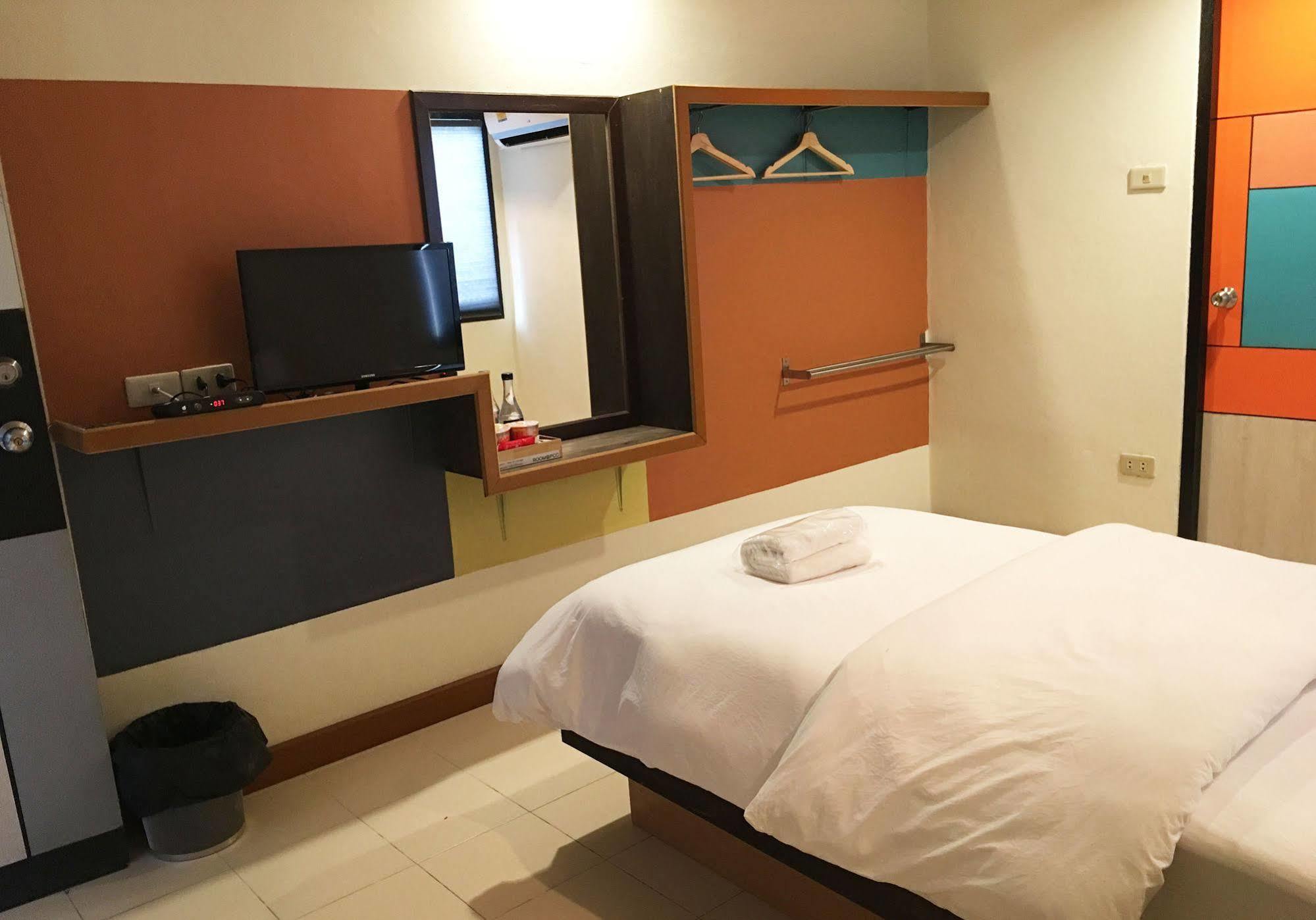 Room At Prachachuen Nonthaburi Buitenkant foto