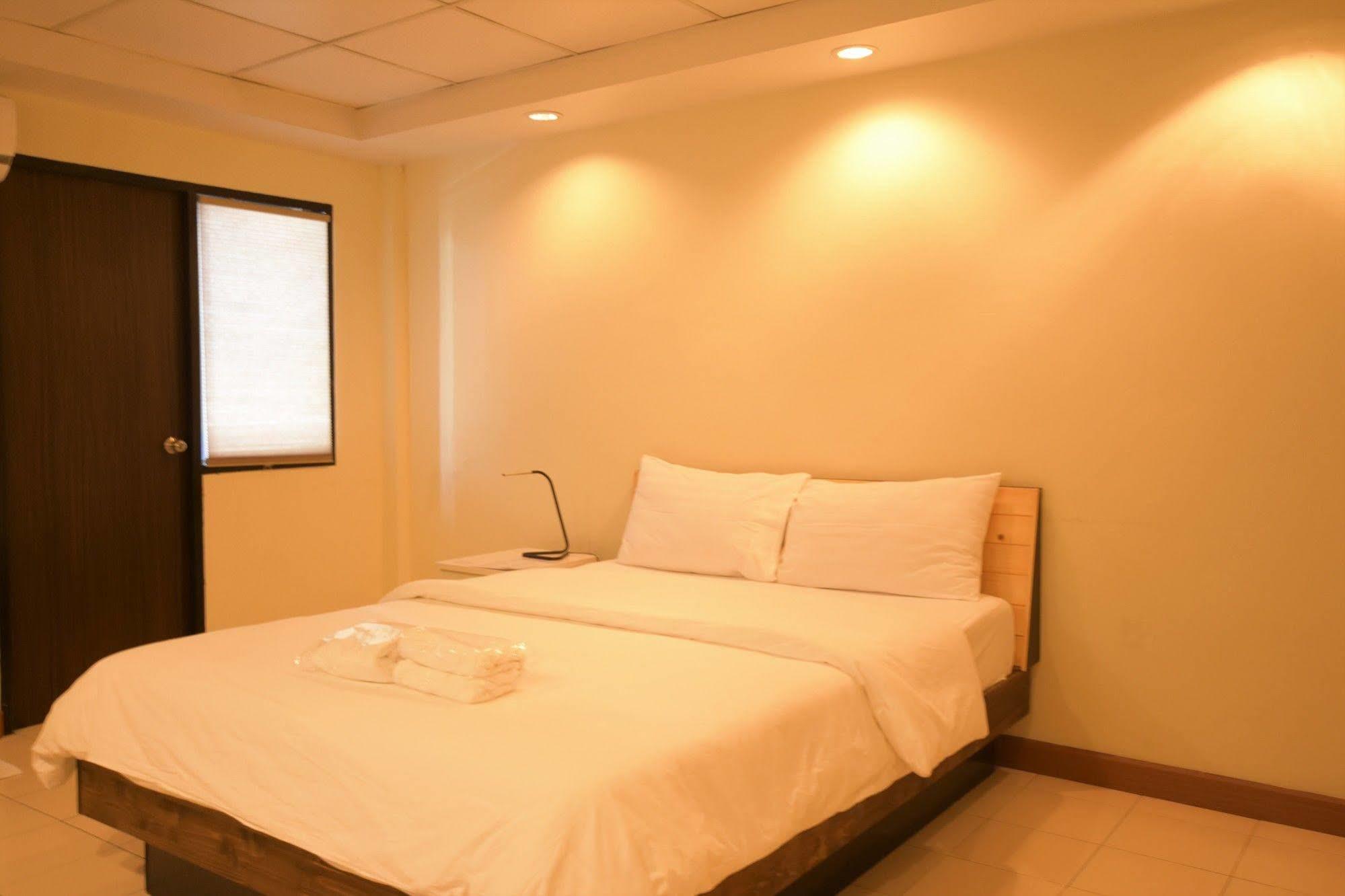 Room At Prachachuen Nonthaburi Buitenkant foto