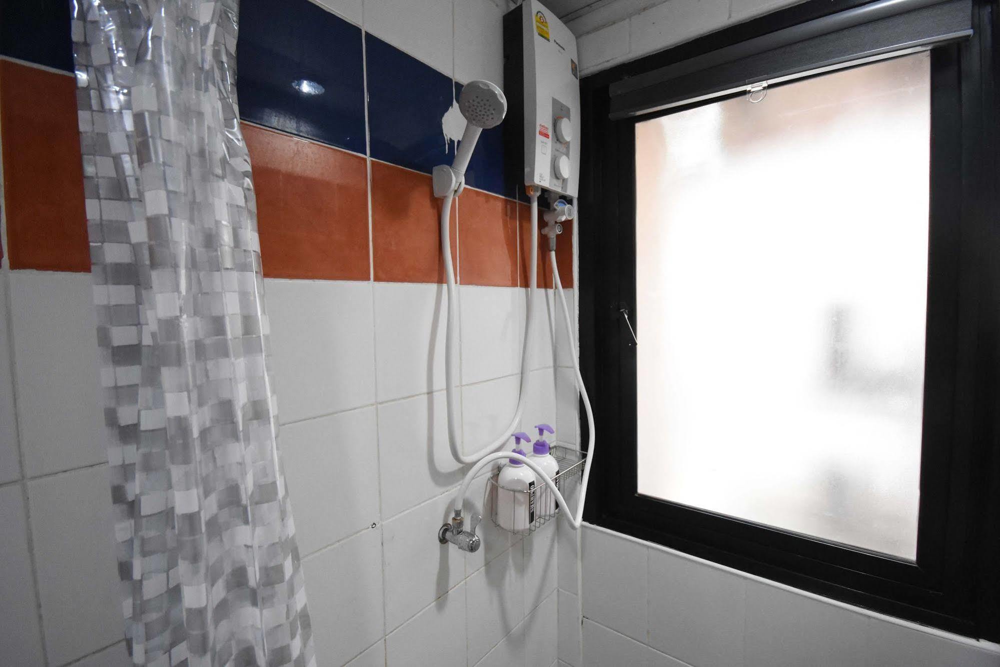 Room At Prachachuen Nonthaburi Buitenkant foto