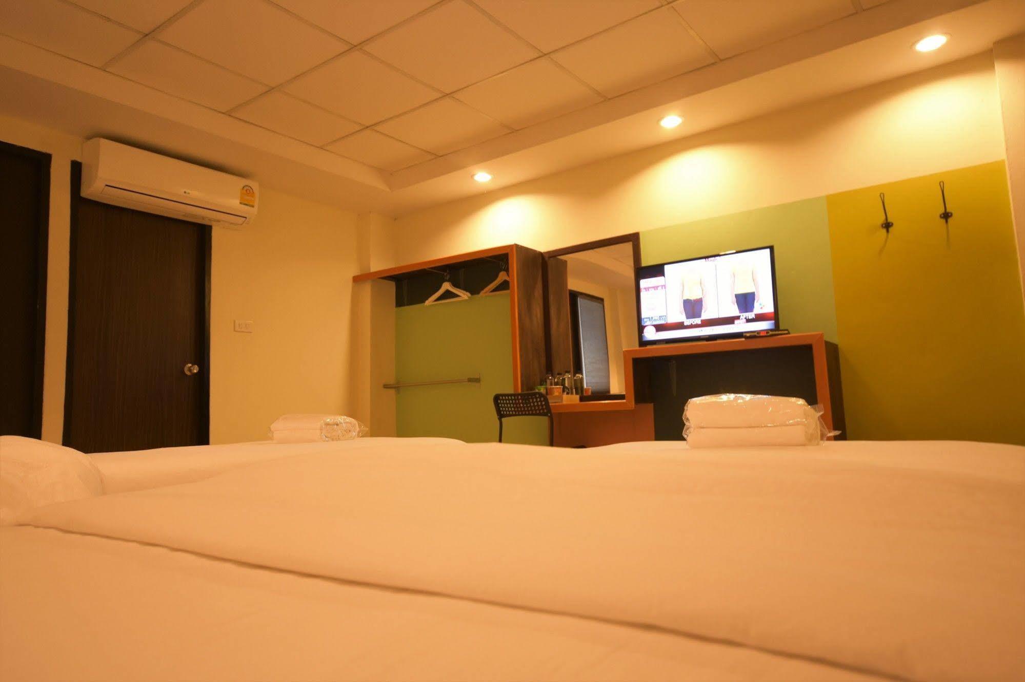 Room At Prachachuen Nonthaburi Buitenkant foto
