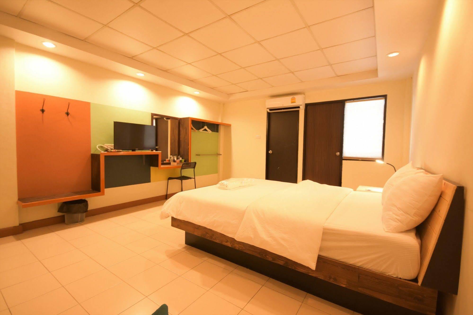 Room At Prachachuen Nonthaburi Buitenkant foto