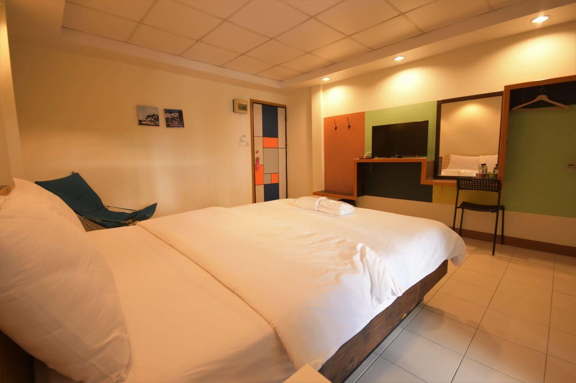 Room At Prachachuen Nonthaburi Buitenkant foto
