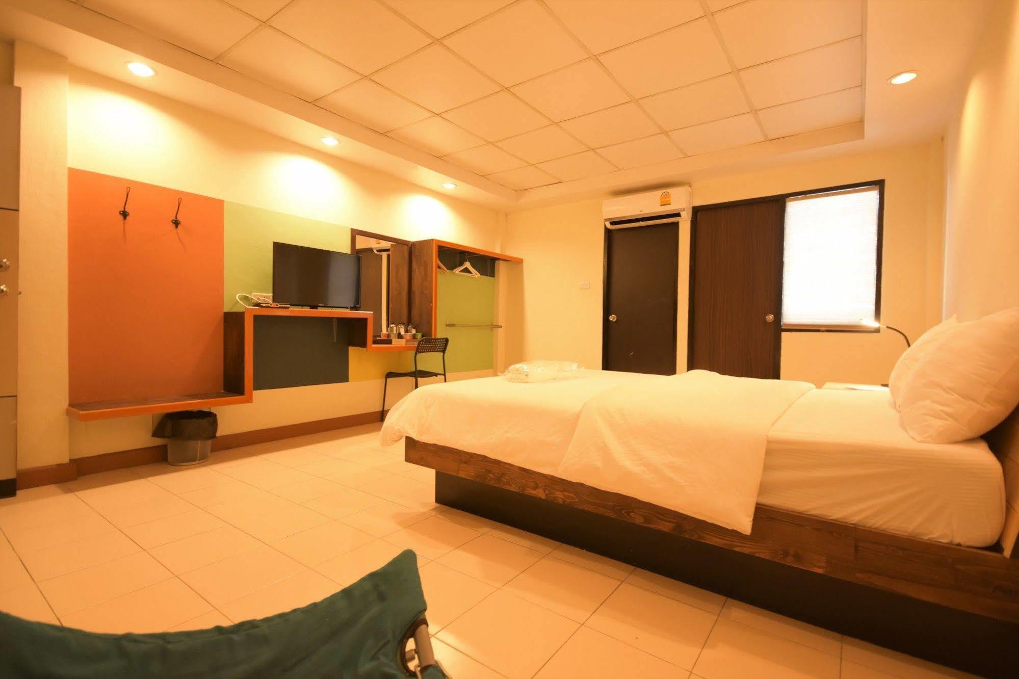 Room At Prachachuen Nonthaburi Buitenkant foto