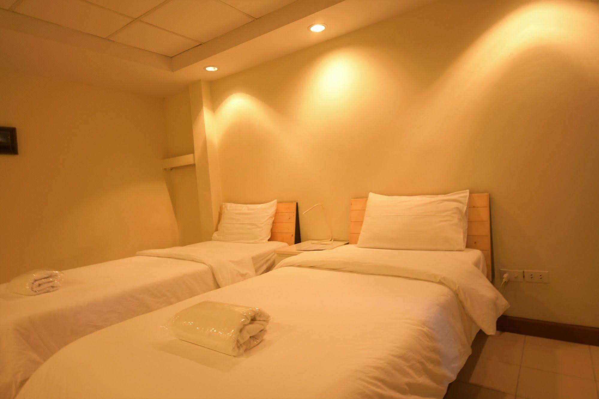 Room At Prachachuen Nonthaburi Buitenkant foto