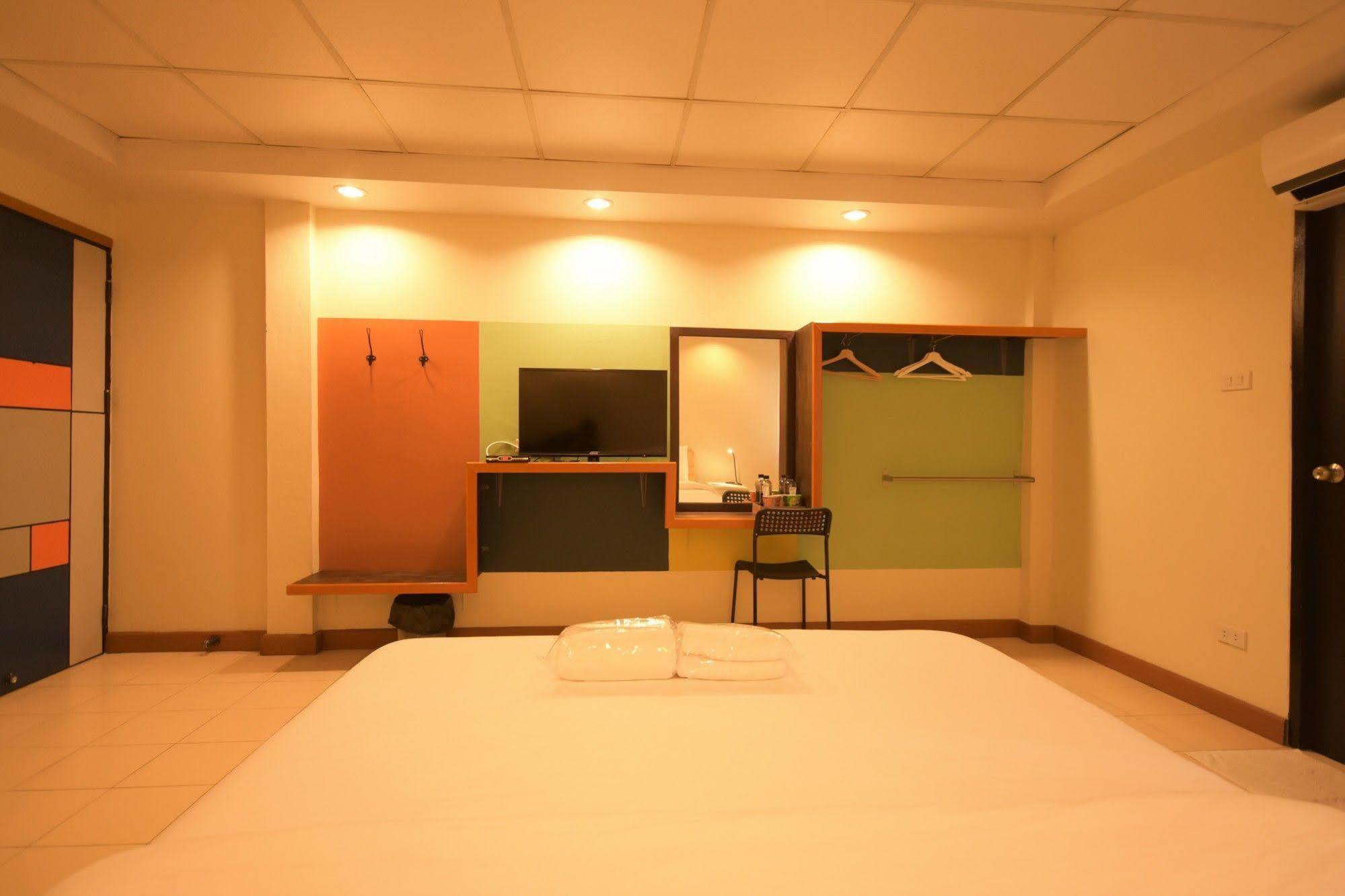 Room At Prachachuen Nonthaburi Buitenkant foto