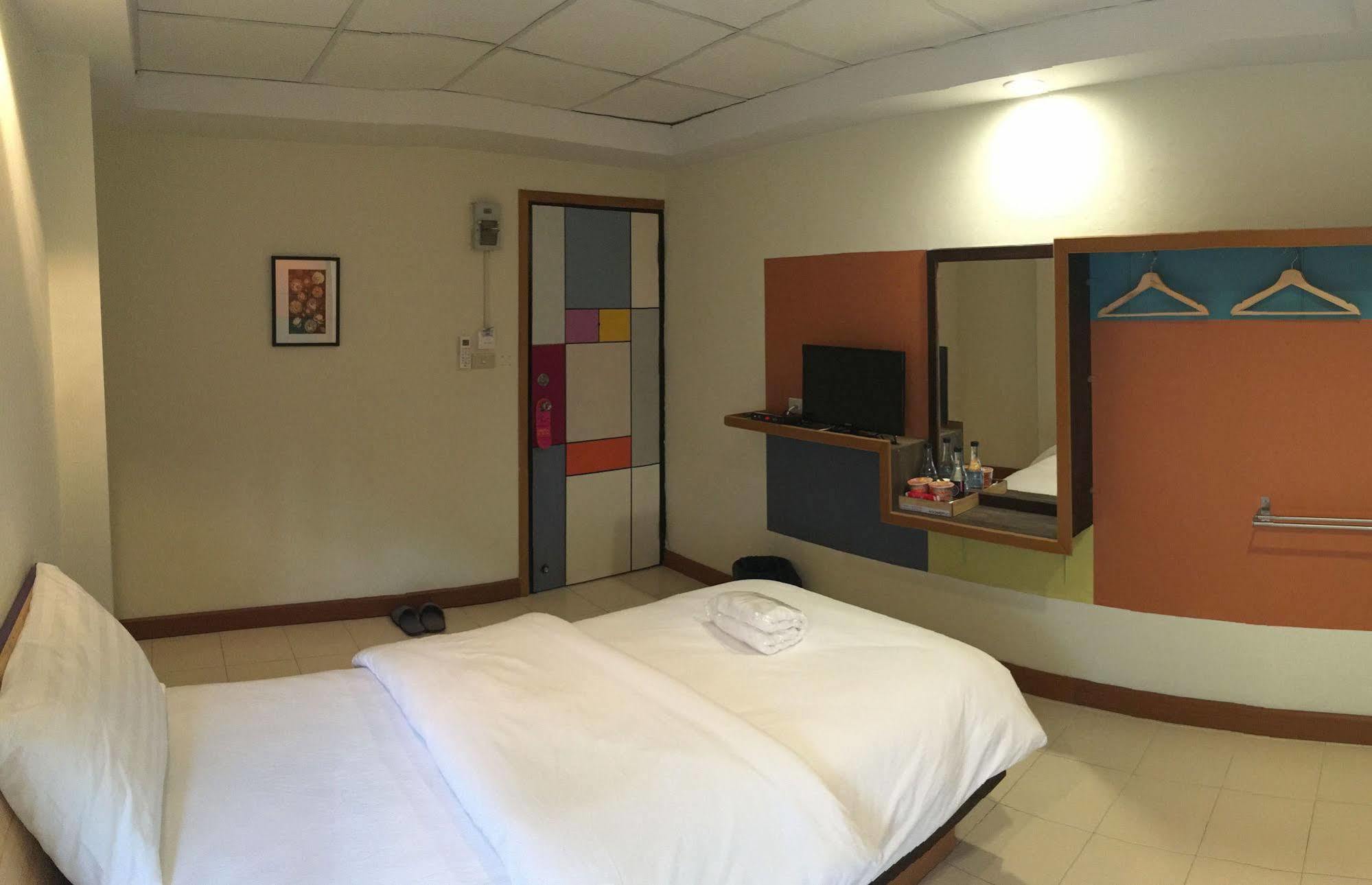 Room At Prachachuen Nonthaburi Buitenkant foto